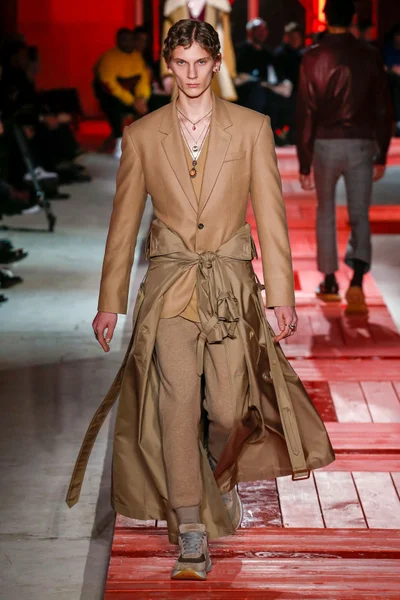 Look 16